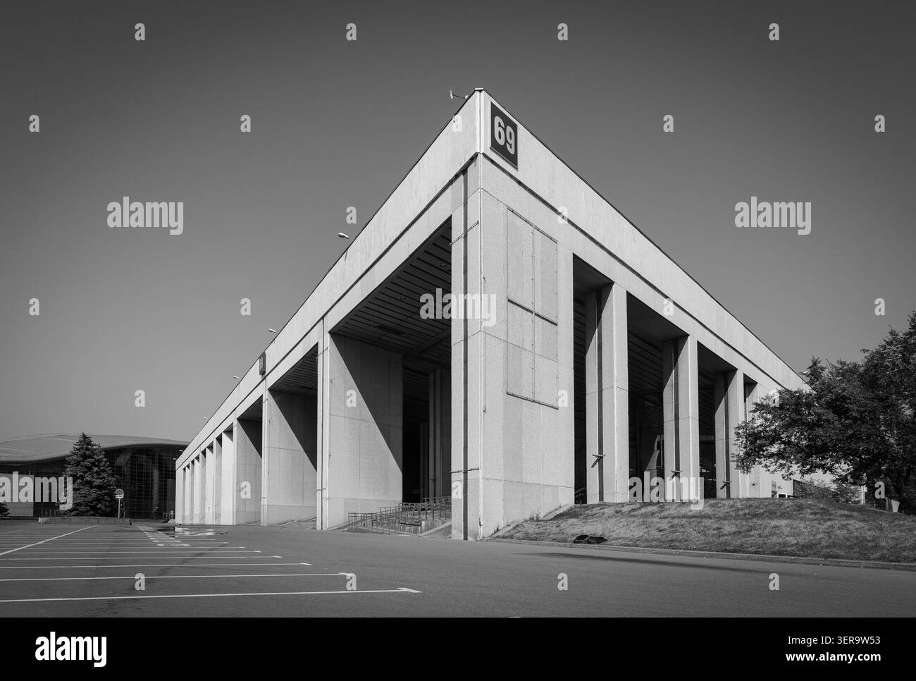 Archive N&B photo du Pavillon brutaliste 69 maintenant démoli au VDNH à Moscou, Russie. Monument d'architecture en béton moderniste soviétique perdu. Banque D'Images