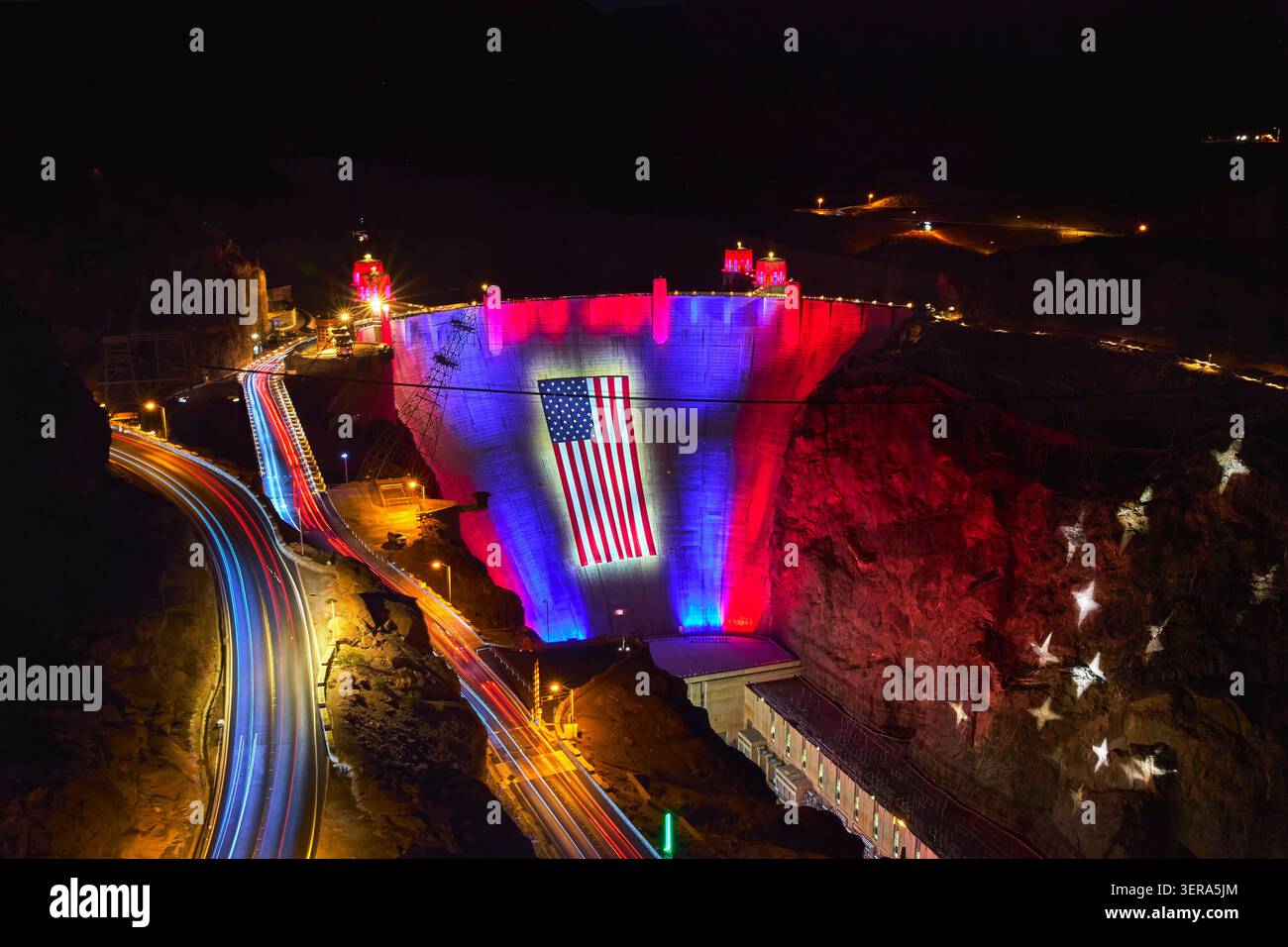 Barrage Hoover la nuit avec drapeau américain et lumières rouges blanches bleues Nevada Banque D'Images