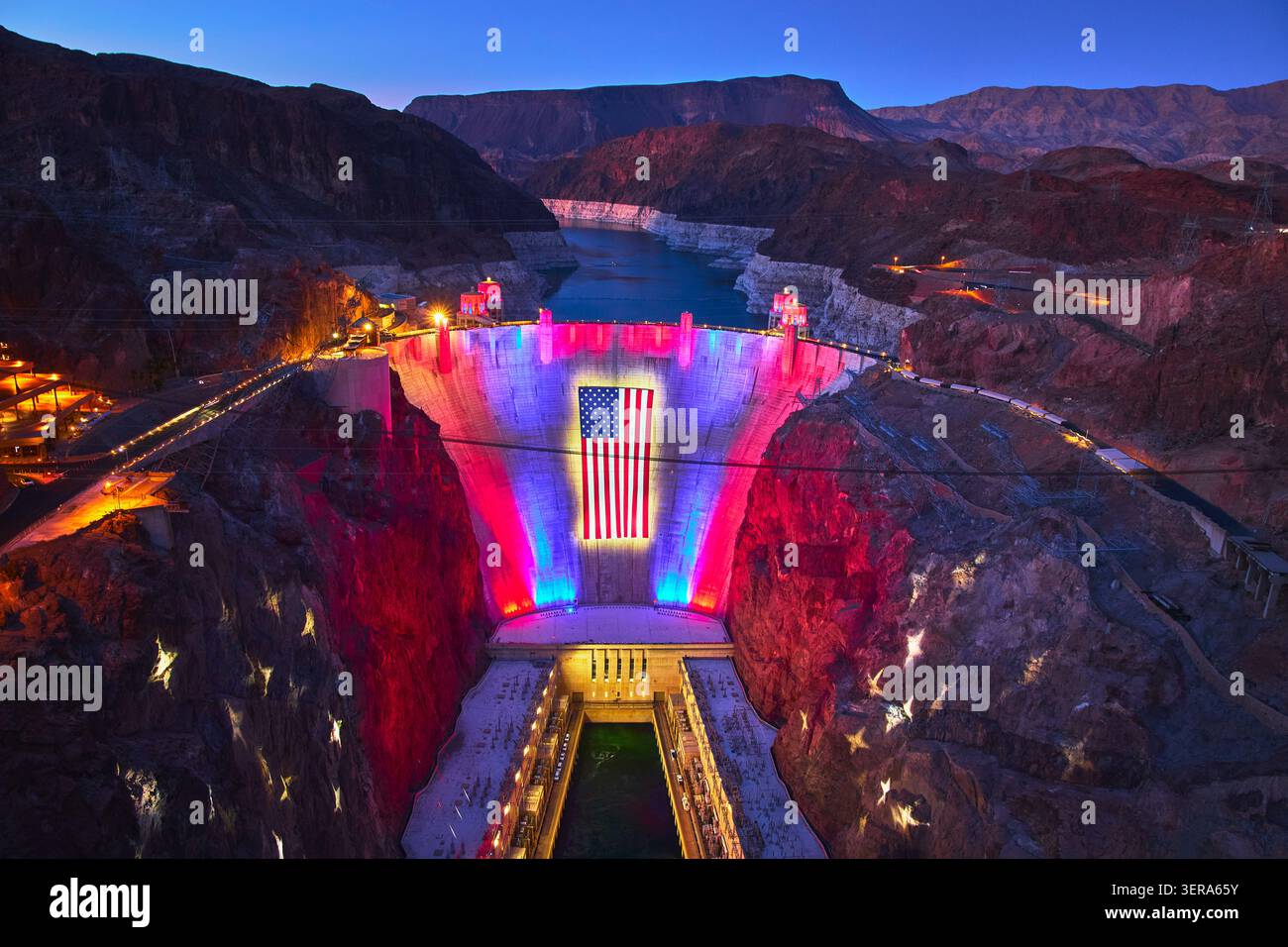 Barrage Hoover la nuit avec drapeau américain et lumières rouges blanches bleues Nevada Banque D'Images