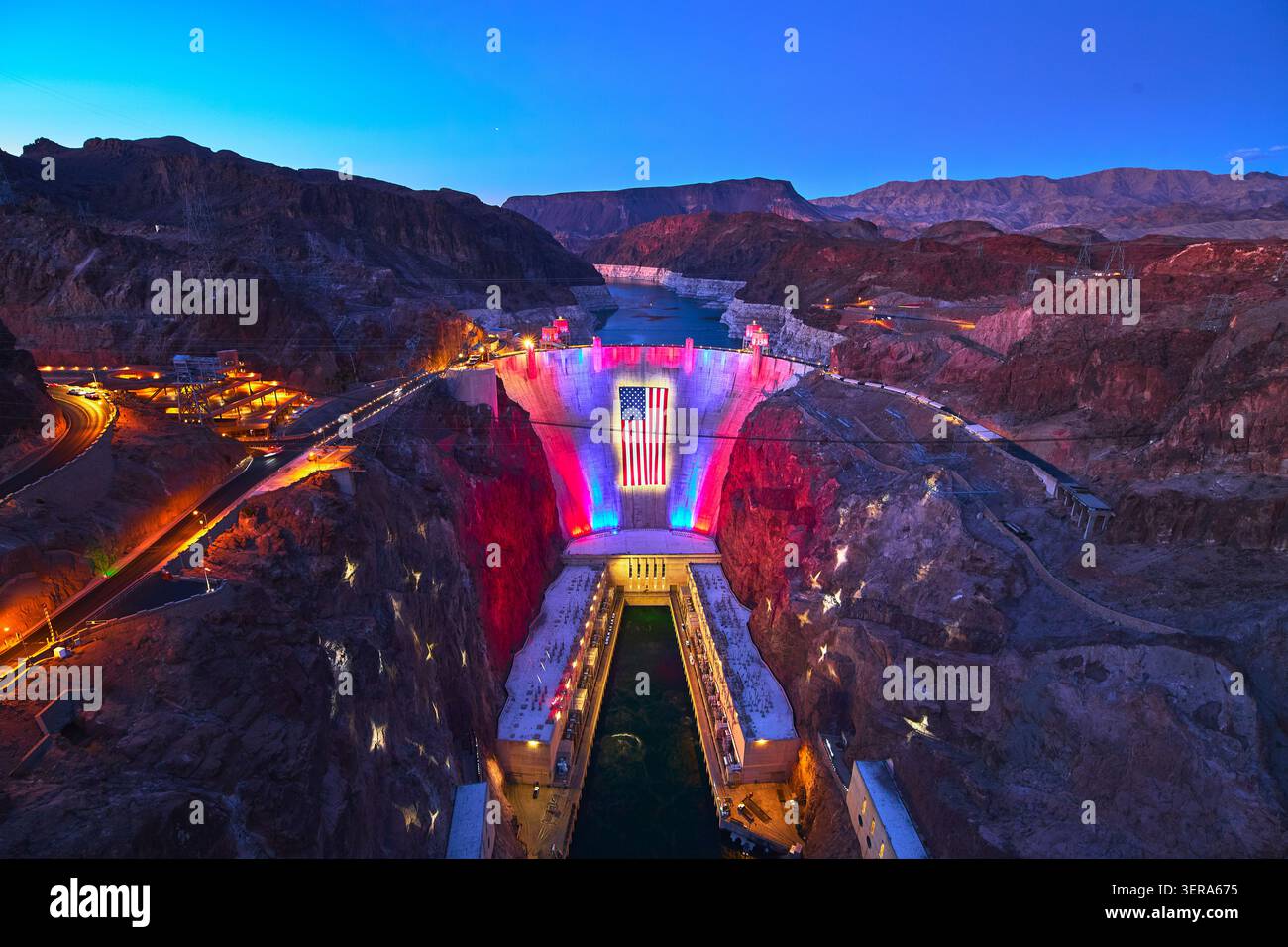 Hoover Dam Nevada allumé avec drapeau américain et lumières rouges blanches bleues la nuit Banque D'Images