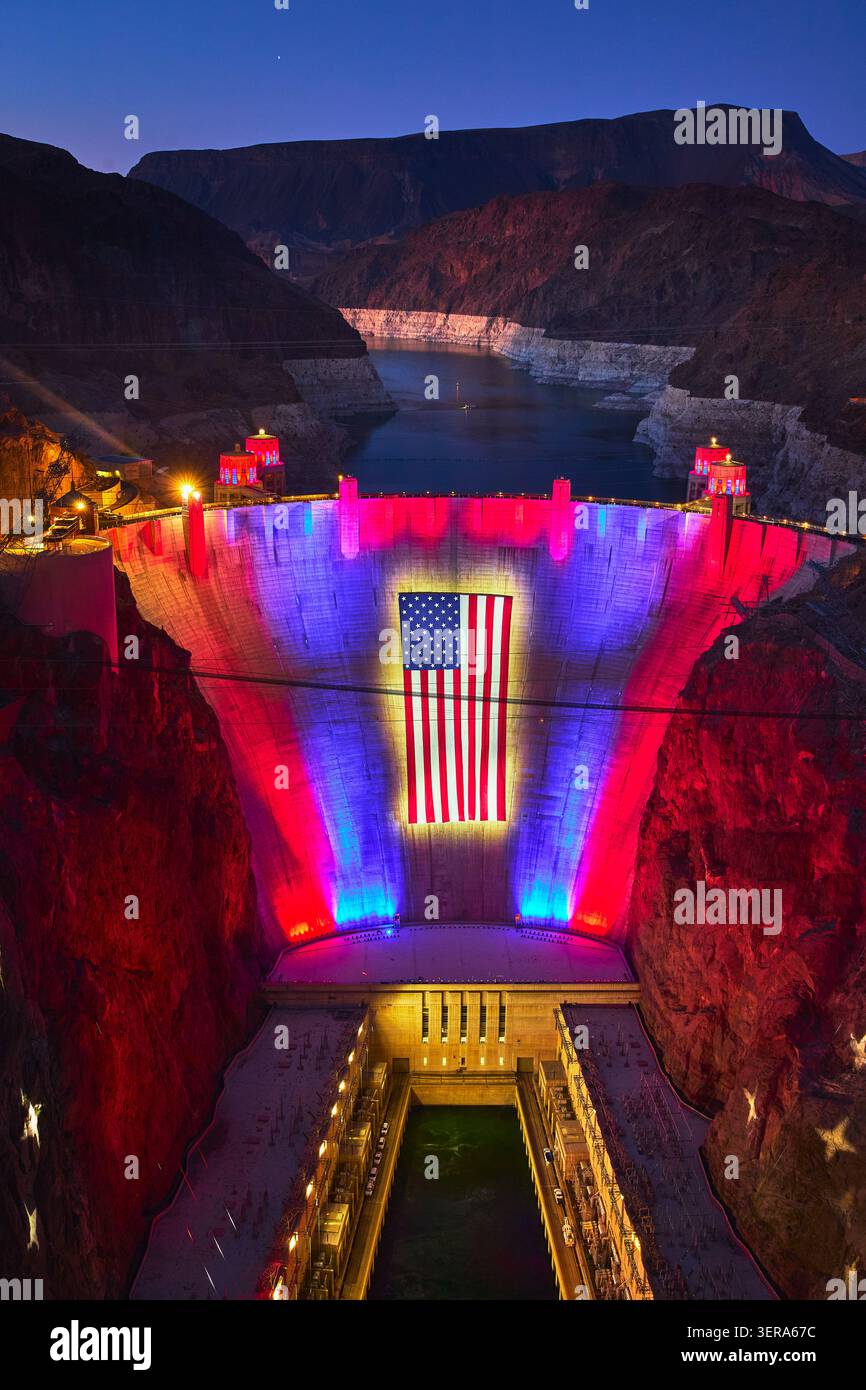 Barrage Hoover la nuit avec drapeau américain et lumières rouges blanches bleues Nevada Banque D'Images