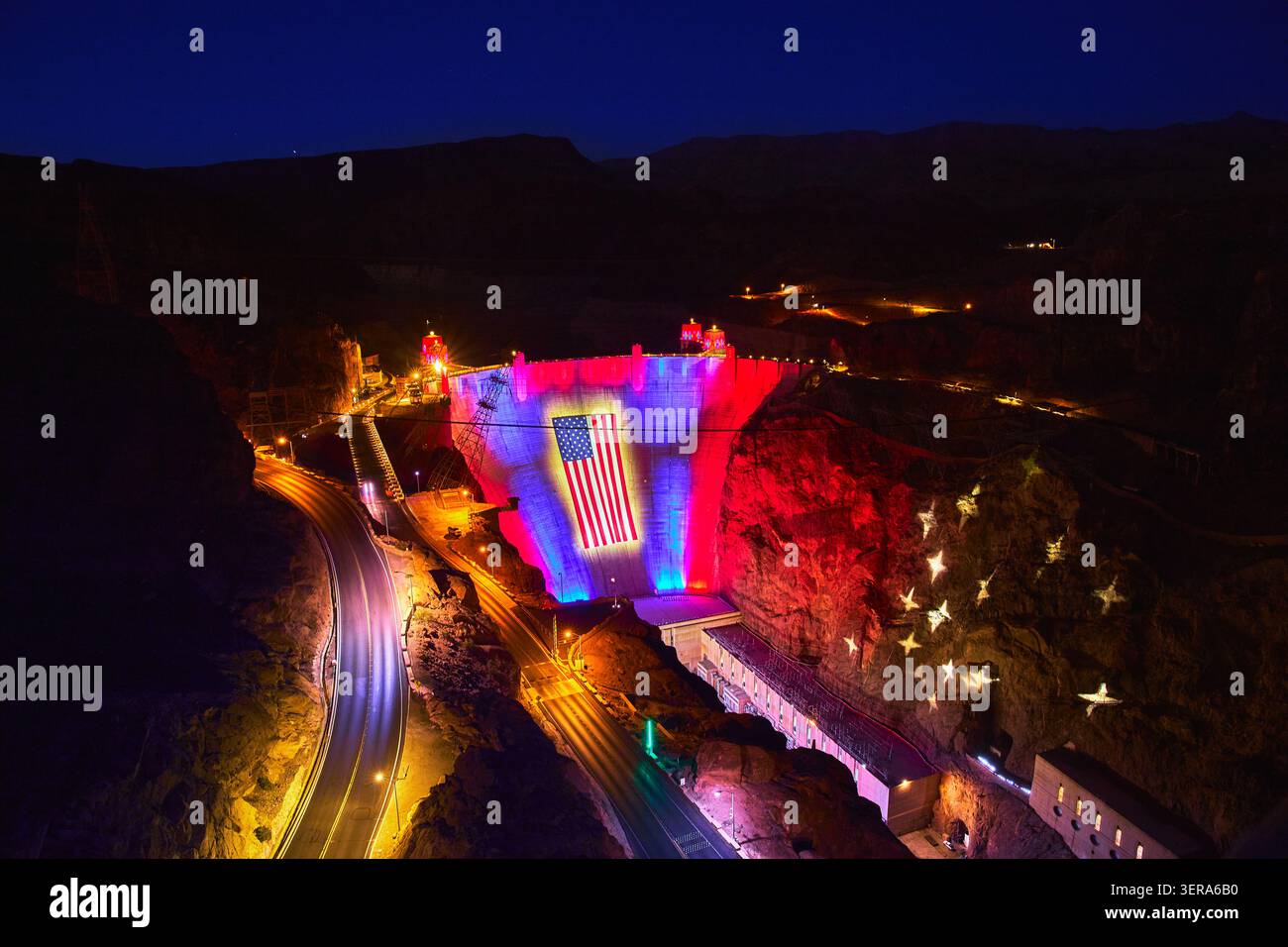 Hoover Dam Night Patriotic Lights United States Flag car Trails Banque D'Images