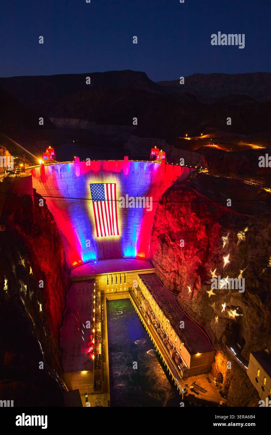 Célébration nocturne du barrage Hoover avec drapeau américain et lumières rouges, blanches et bleues Banque D'Images