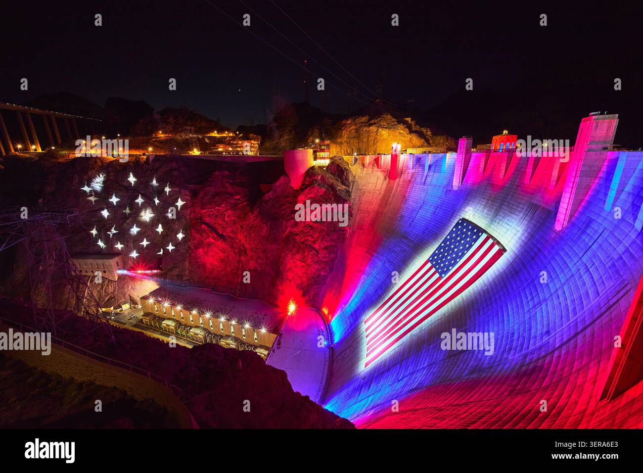 Célébration nocturne du barrage Hoover avec drapeau américain et éclairage patriotique rouge blanc bleu Banque D'Images
