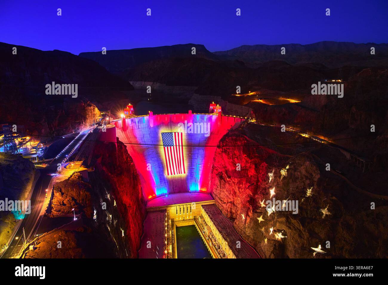 Hoover Dam Nevada la nuit avec drapeau américain et lumières rouges blanches bleues Banque D'Images