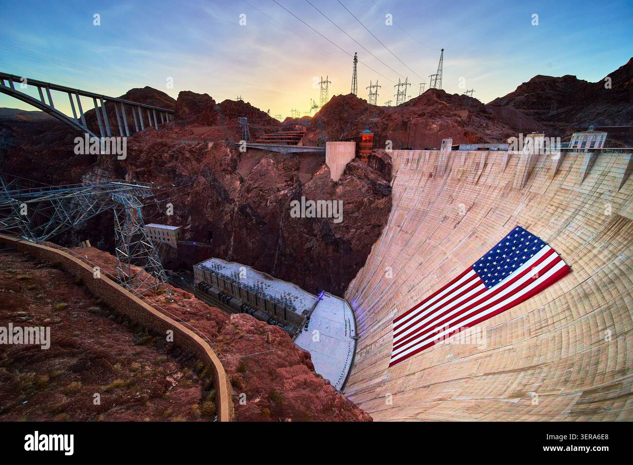 Barrage Hoover avec drapeau américain géant au coucher du soleil Nevada Red Rock Golden Hour Banque D'Images
