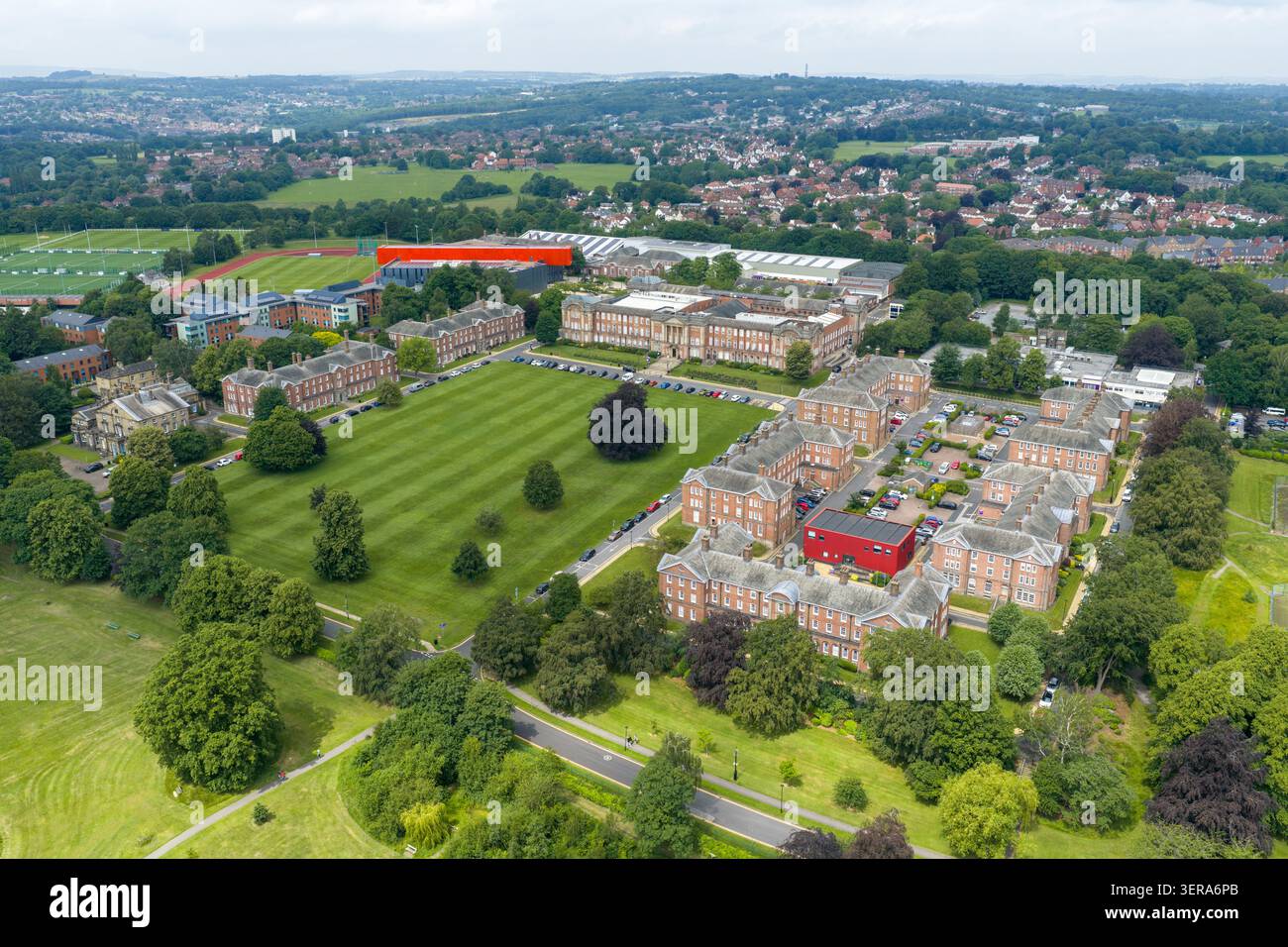 Vue aérienne par drone du campus de Headingley de l'université Leeds Beckett à Leeds West Yorkshire, avec la résidence étudiante historique James Graham Building Banque D'Images