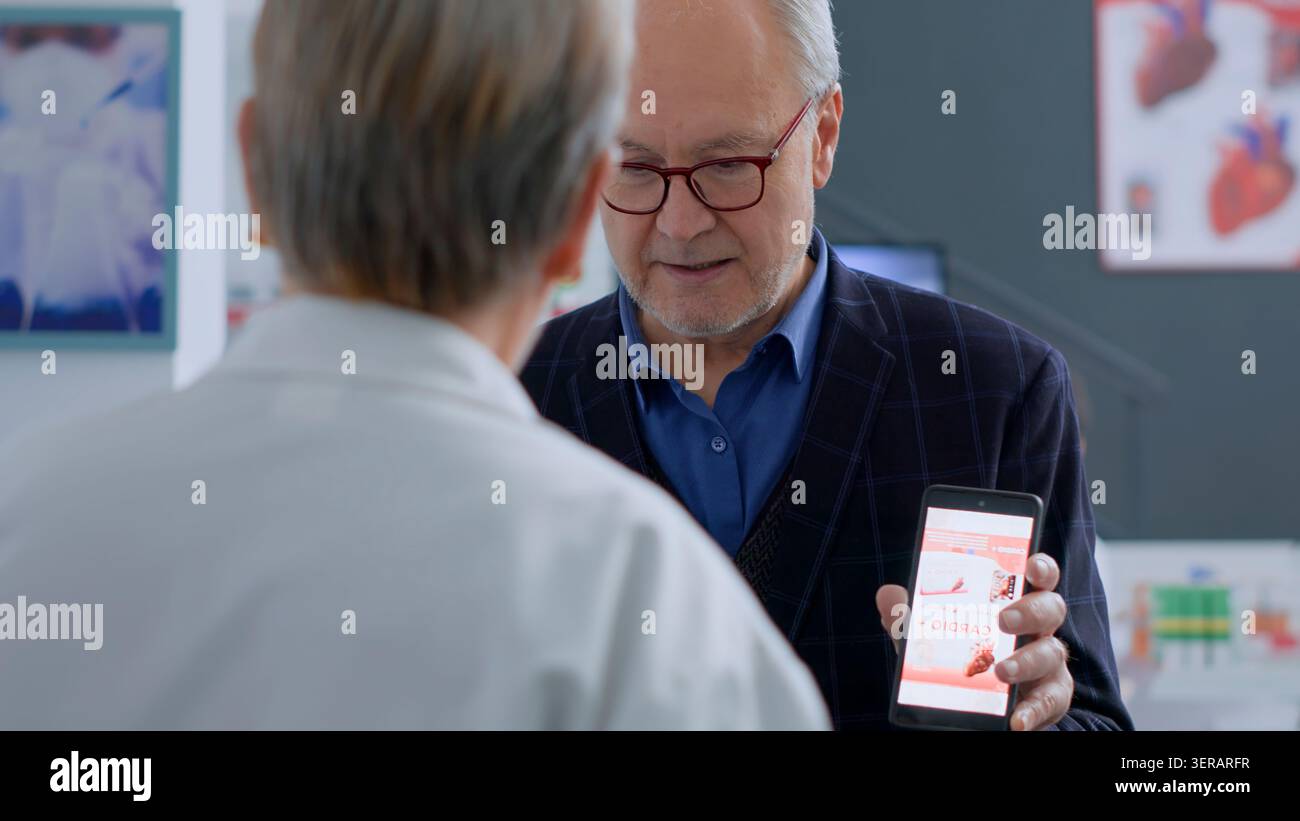 Homme senior au comptoir de pharmacie, montrant des médicaments prescrits par le cardiologue pharmacien, prêt à les acheter, expert en soins de santé âgé vendant le client a besoin de médicaments pour soulager la maladie. Banque D'Images