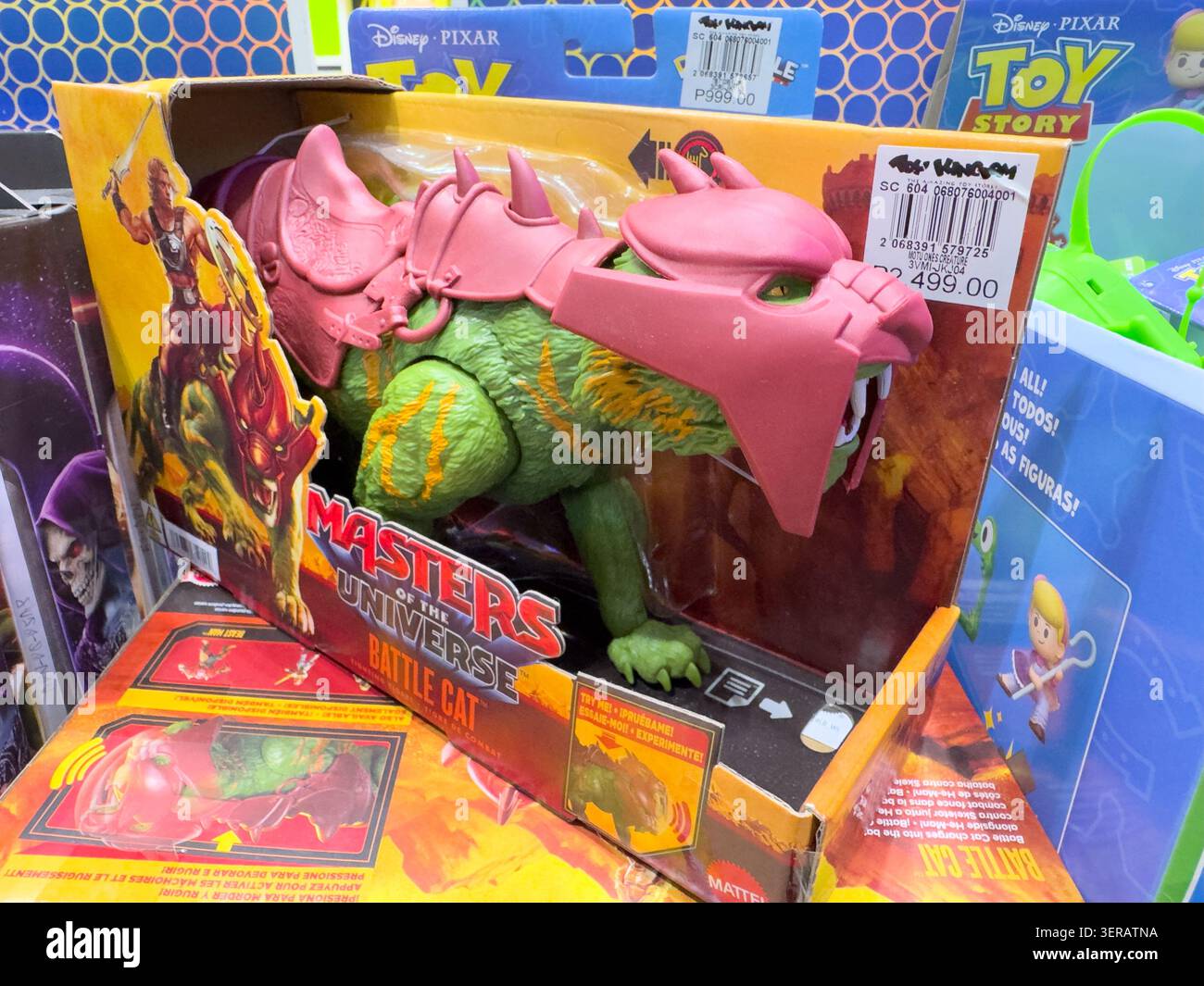 Une boîte de figurine Masters of the Universe Battle Cat exposée sur une étagère de Cebu City, au prix de deux mille quatre cent quatre-vingt-dix-neuf pesos - Image de stock capturée avec un smartphone