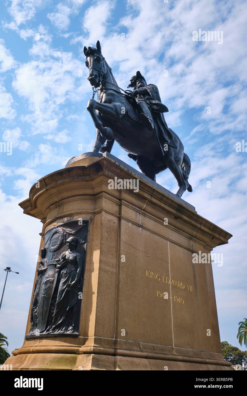 Statue en bronze du roi Édouard VII sur un cheval, sur un piédestal en pierre. À Sydney, Nouvelle-Galles du Sud, Australie. Banque D'Images