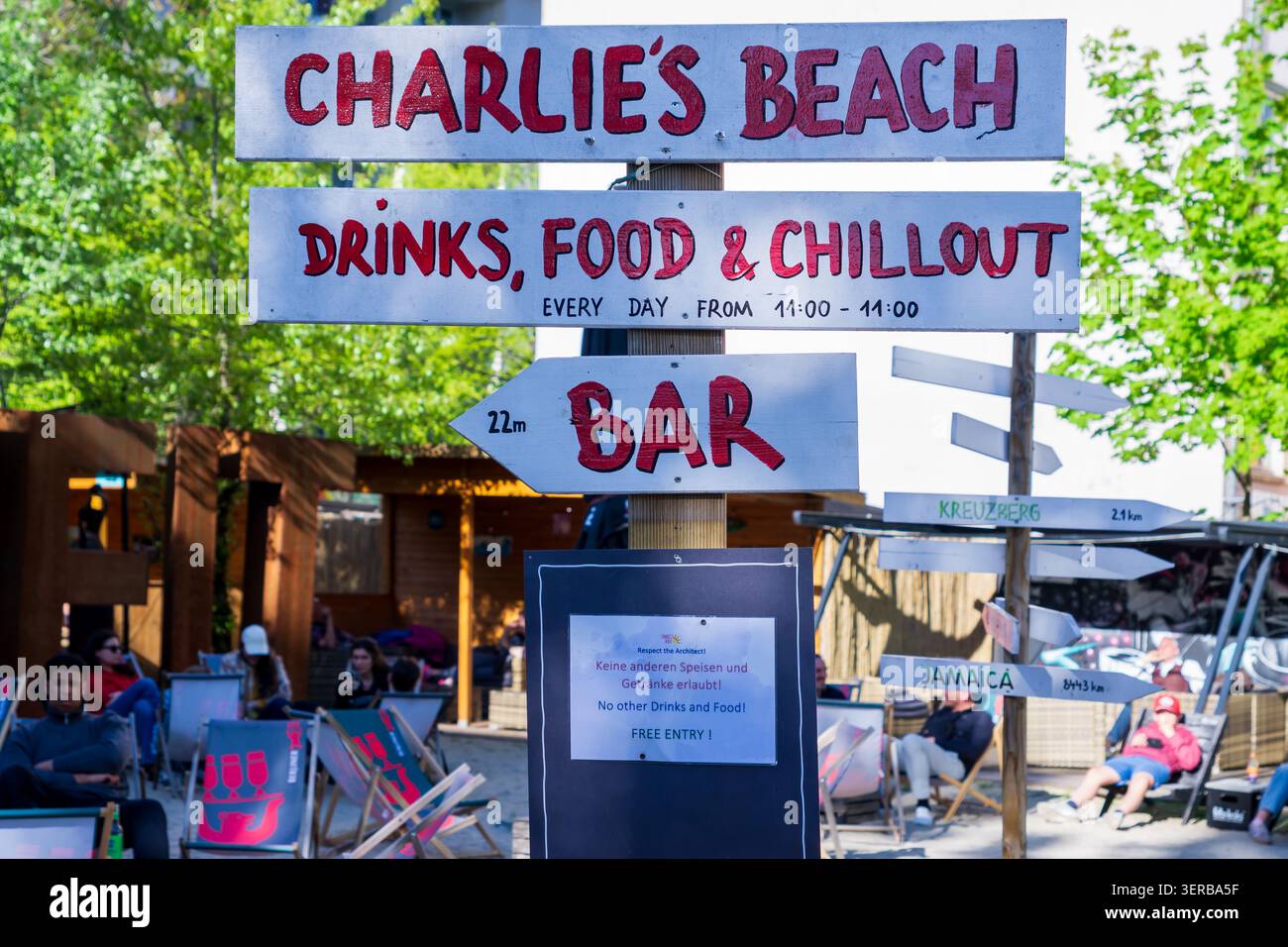 Panneaux à Charlie's Beach, un bar de plage urbain et zone de loisirs près de Checkpoint Charlie à Berlin, en Allemagne. Charlies Beach, Berlin tourisme. Banque D'Images