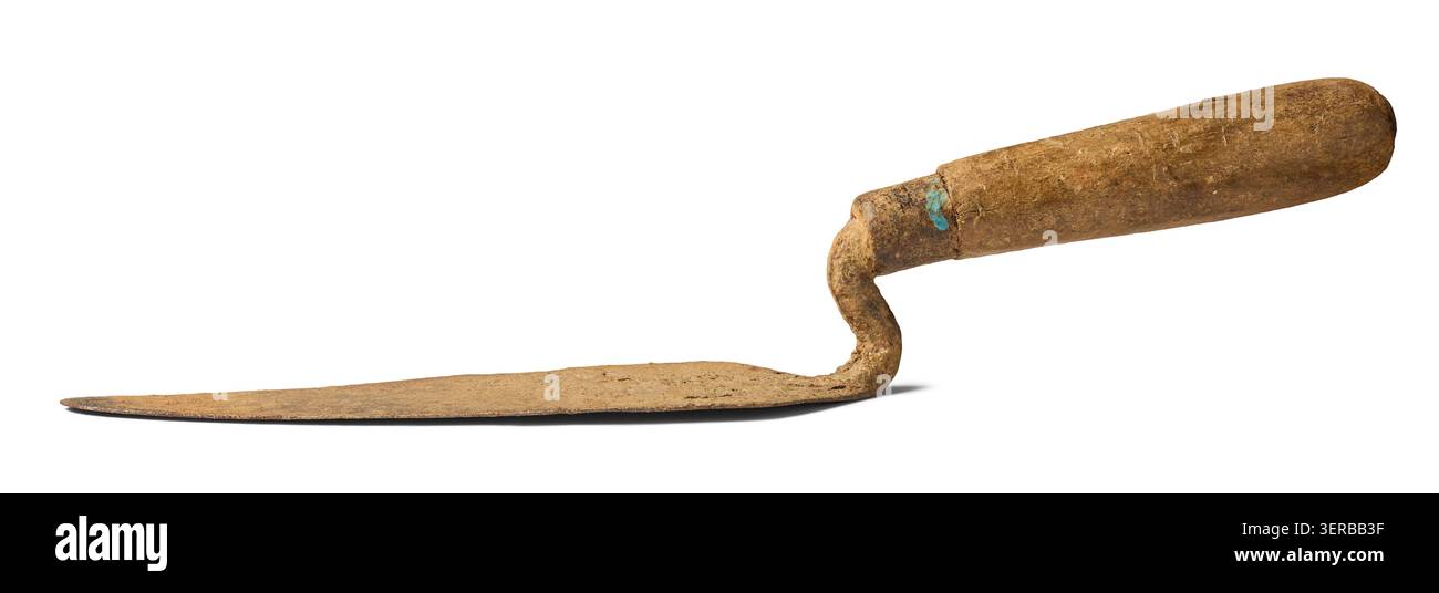 vieille truelle de maçonnerie rouillée fond blanc isolé, poignée en bois et outil de construction de lame métallique altérée dans la vue de côté Banque D'Images
