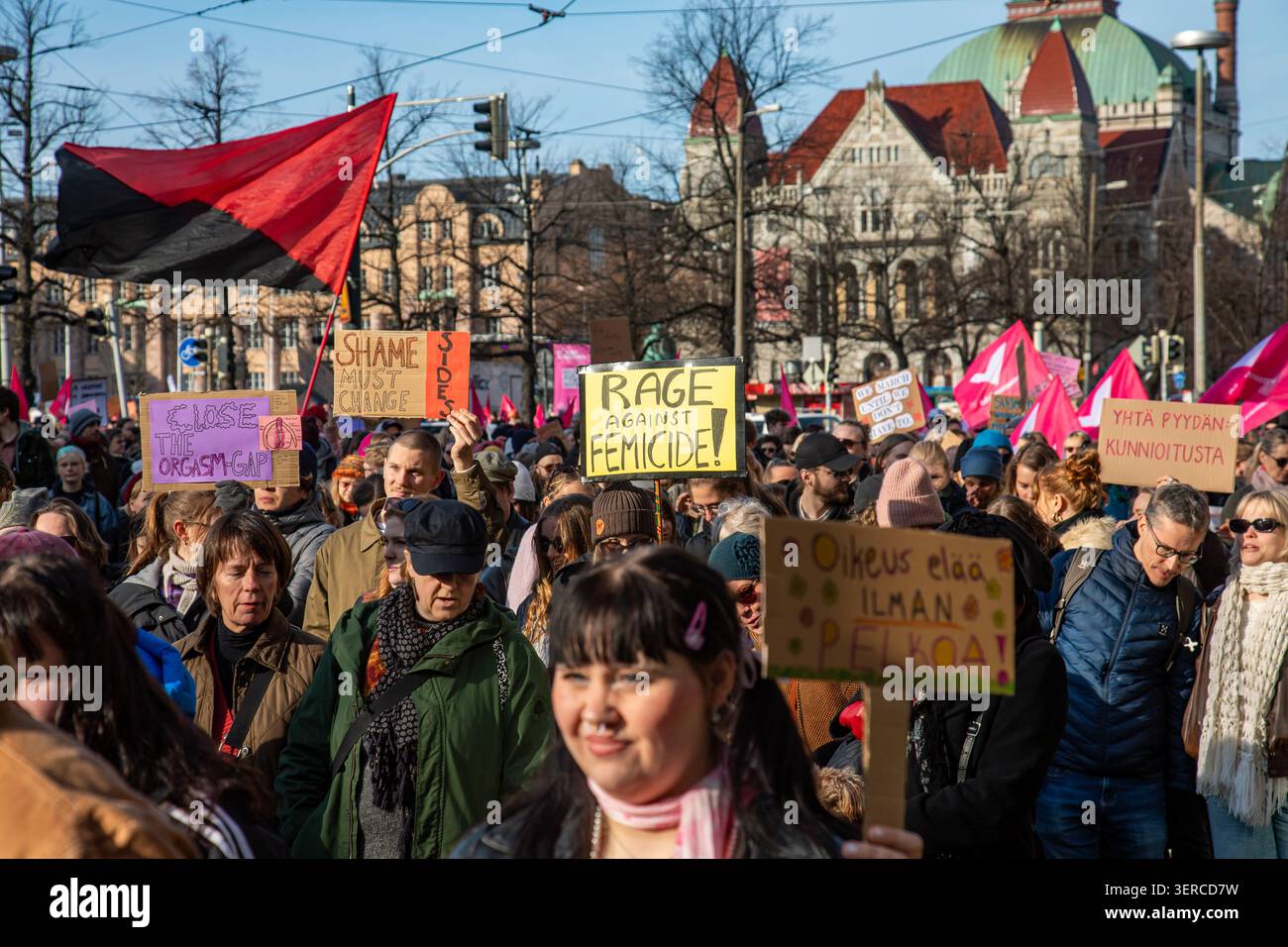 Rage contre le fémicide ! Signes de protestation lors du rassemblement de la Journée internationale de la femme à Helsinki, Finlande. Banque D'Images