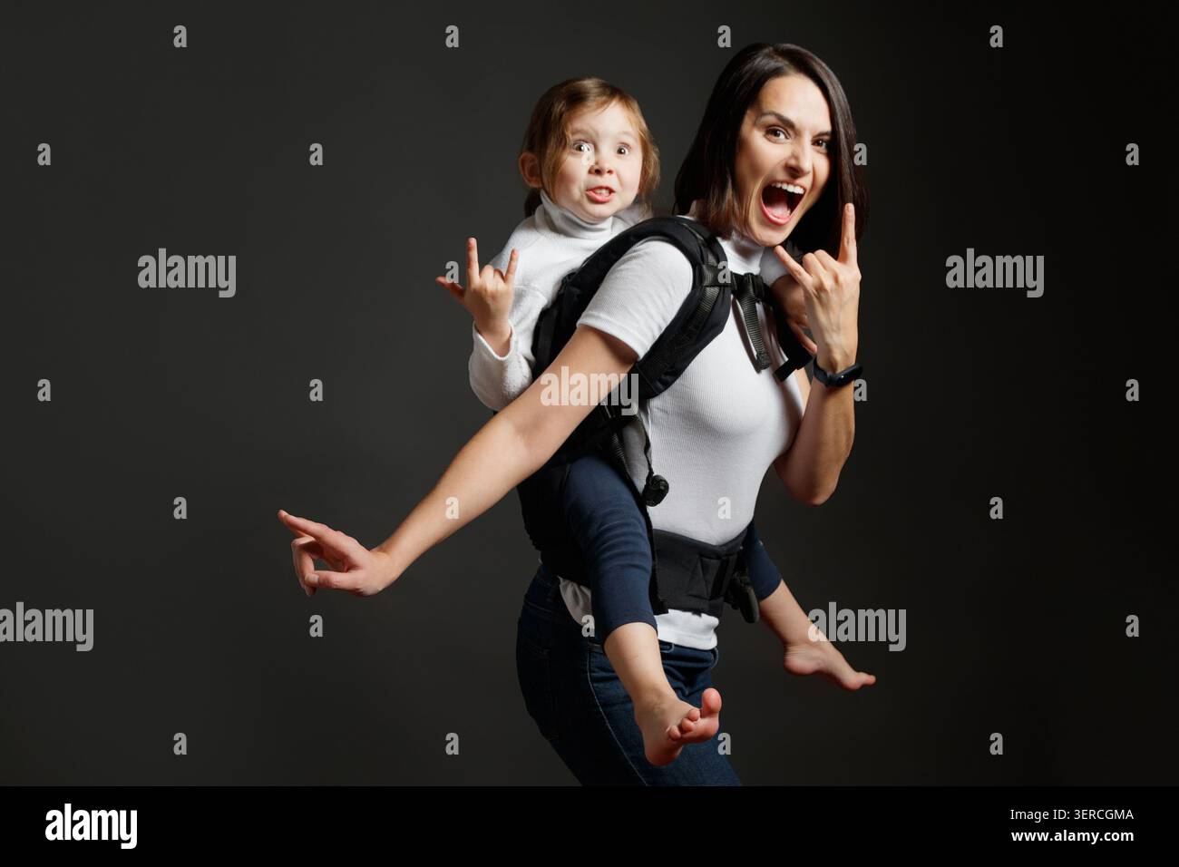 Mère et fille expressives s'amusant Banque D'Images