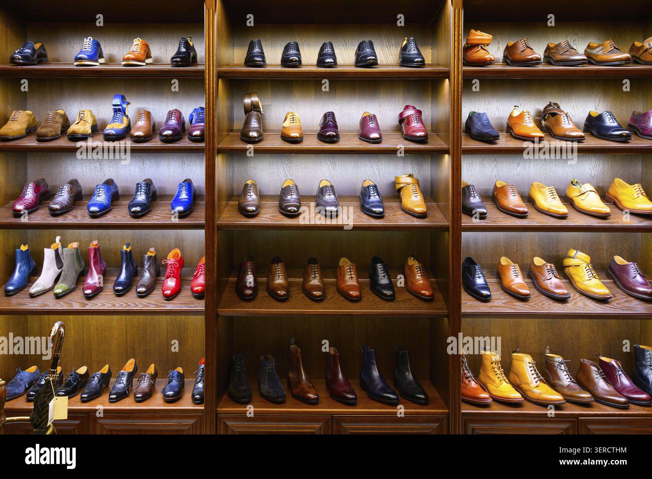 Chaussures en cuir pleine fleur sur affichage en bois dans le magasin de chaussures pour hommes. Noir, marron et autres couleurs Banque D'Images