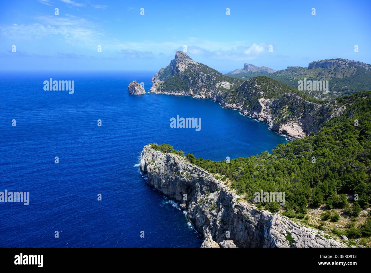 Côte rocheuse avec ciel bleu à Majorque Banque D'Images