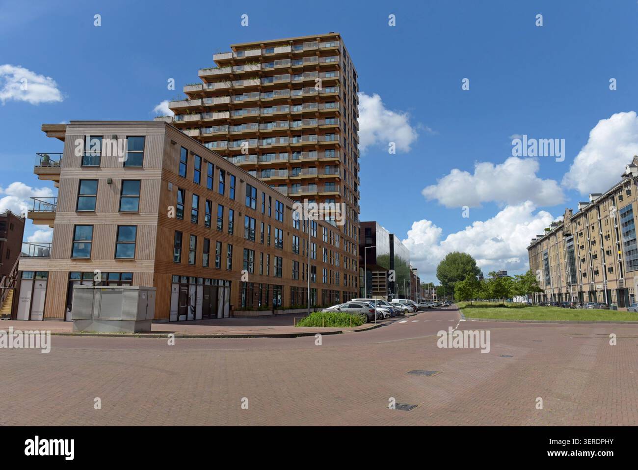 Le bâtiment résidentiel primé SAWA en bois de 50 mètres de haut dans le quartier Kratonkade de Rotterdam Banque D'Images