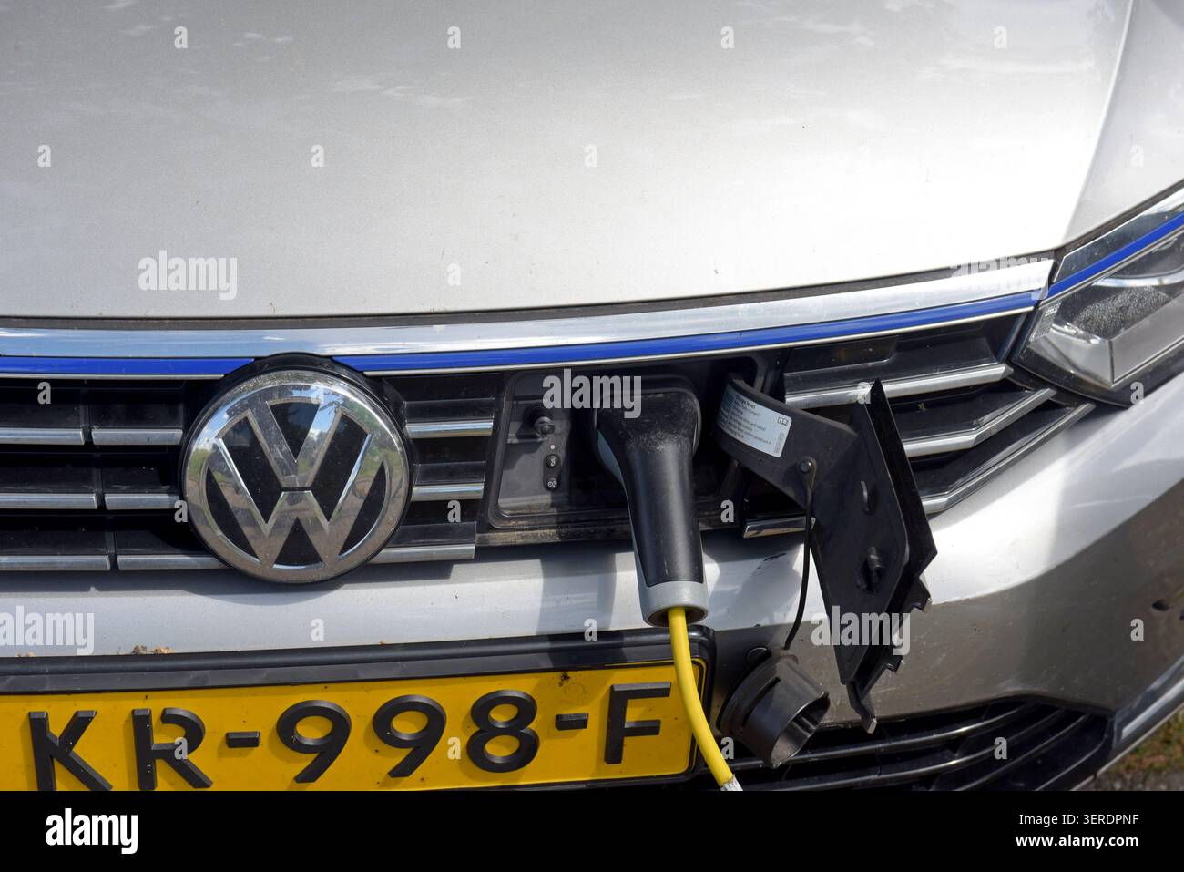Une voiture électrique VW Volkswagen branchée et en charge dans la rue à Rotterdam, pays-Bas, juin 2026 Banque D'Images