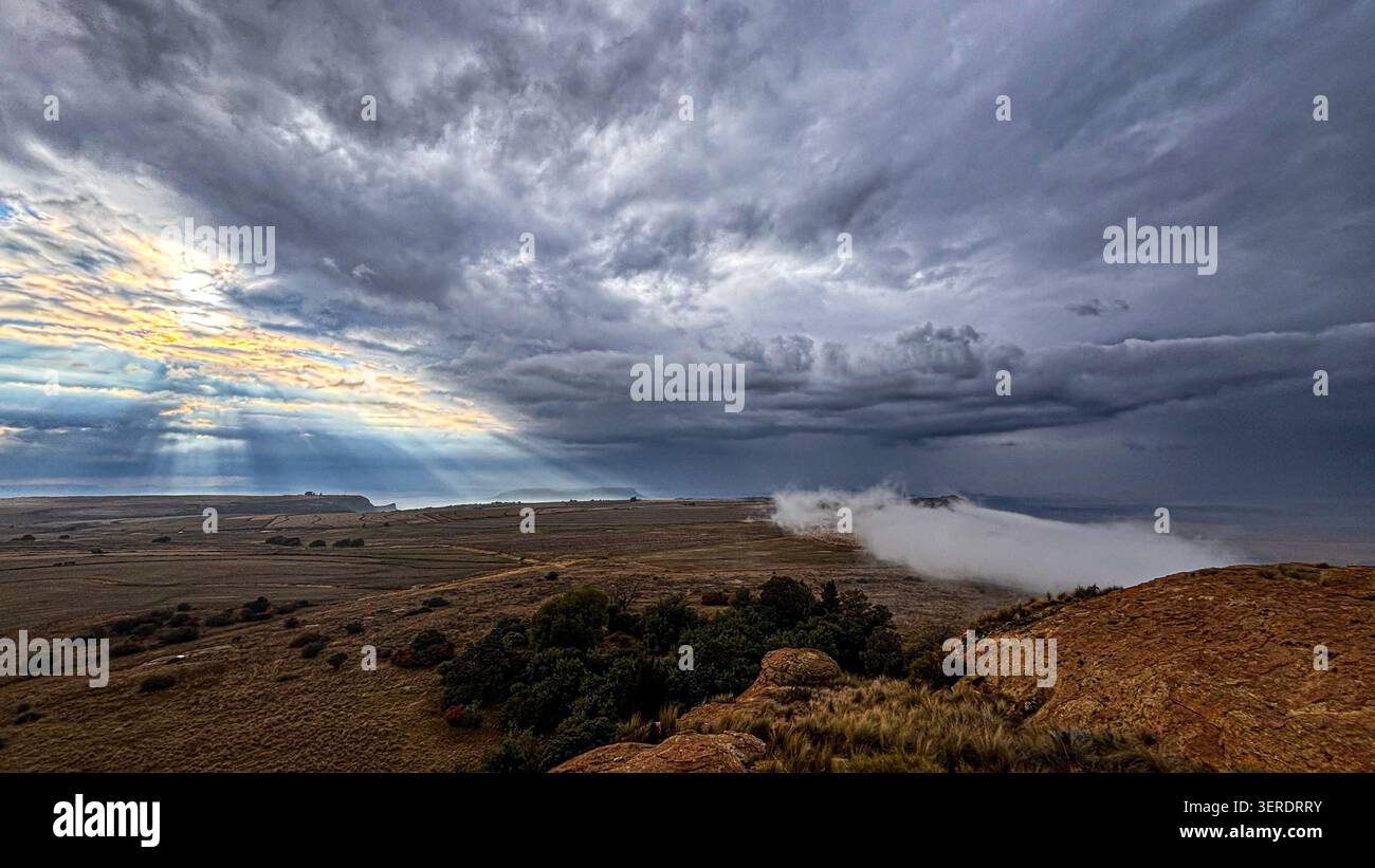 Tôt le matin, la tempête passe sur le lever du soleil dans la campagne. - Image de stock capturée avec un smartphone