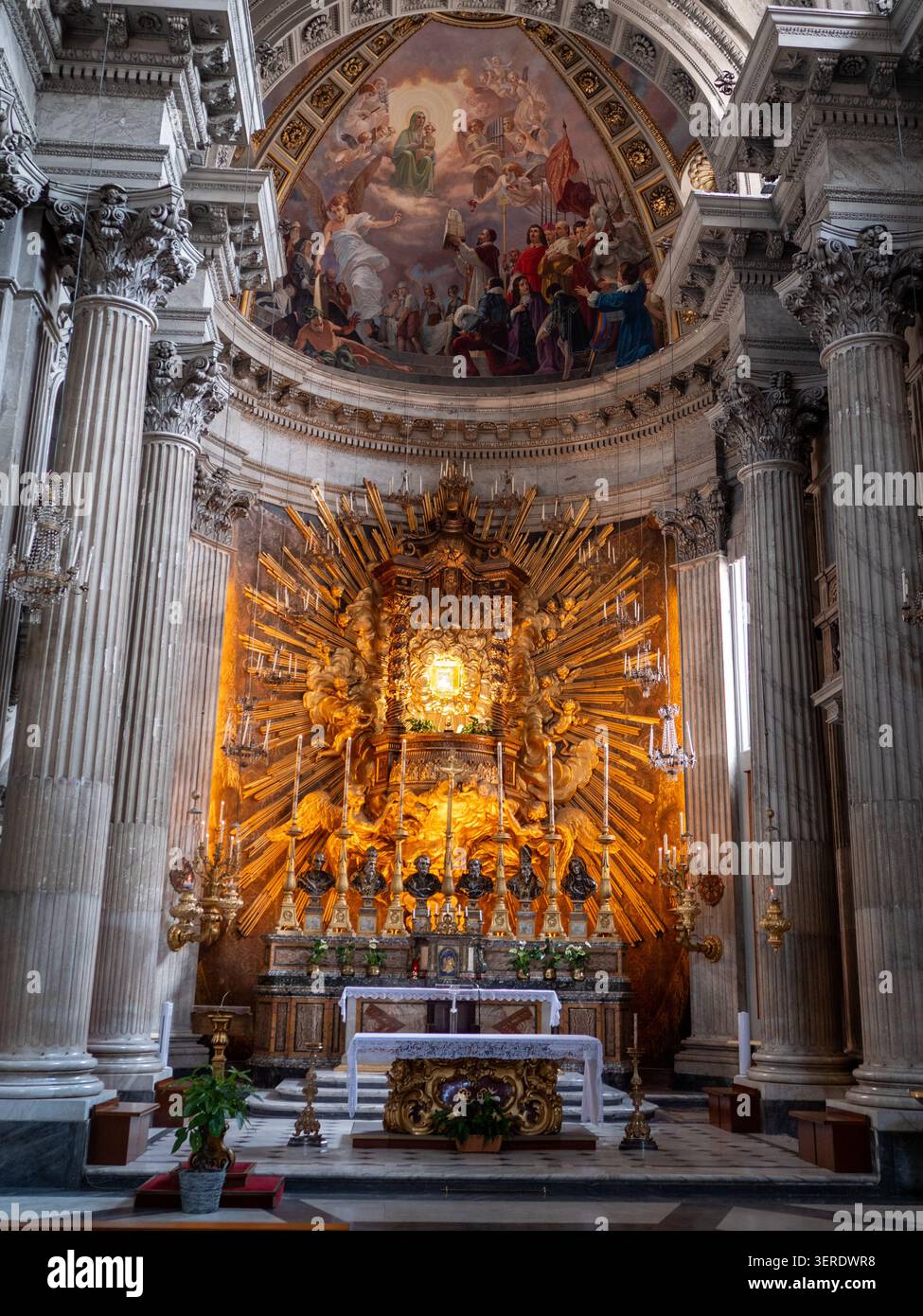 Cette photo capture un autel opulent dans une grande église ornée de rayons dorés émanant de la figure centrale, entourée de m complexes Banque D'Images