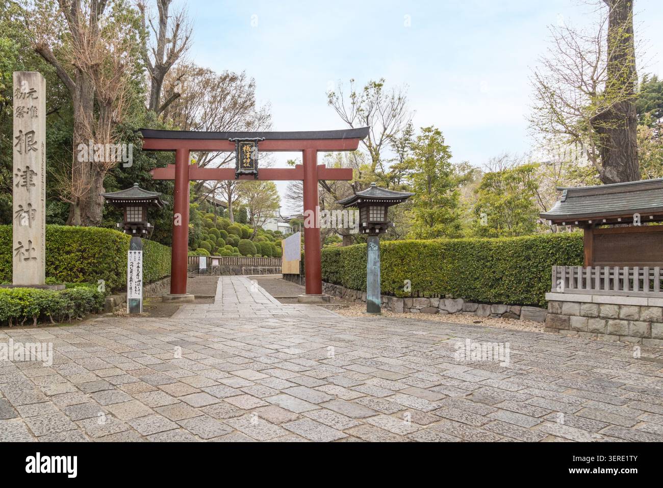 Un grand torii vermillon marque l'entrée des terrains historiques du sanctuaire Nezu à Bunkyo, Tokyo, Japon. Banque D'Images