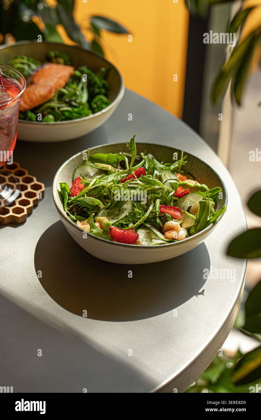 Salade de crevettes fraîches avec fraise et cocktail Banque D'Images