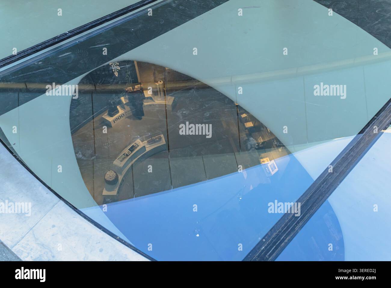 Gelendzhik, Russie - 14 juin 2026 : ouverture de la ville viticole du Cap Blanc. Vue de dessus d'une vitrine en verre dans un musée présentant des objets historiques Banque D'Images