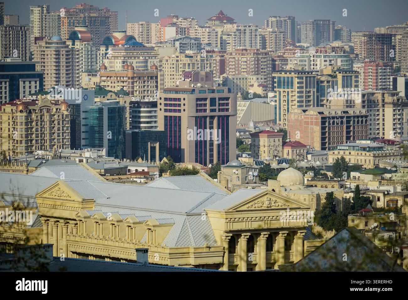 Une vue surélevée de Bakou, en Azerbaïdjan, met en évidence un bâtiment important au premier plan avec des détails architecturaux classiques et un grand toit gris. BE Banque D'Images