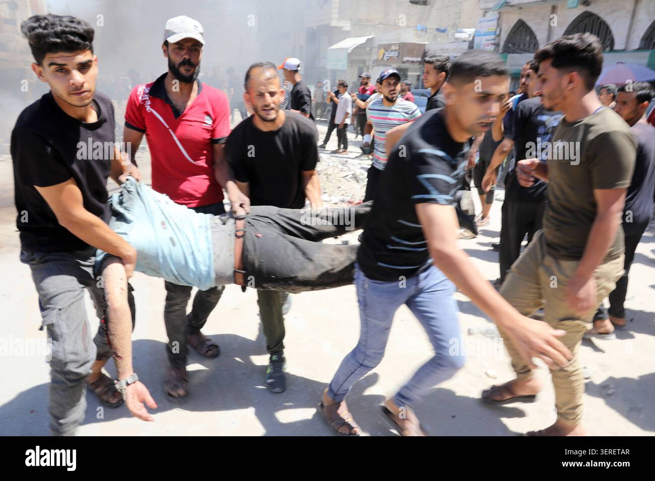 Les Palestiniens se rassemblent sur le site de la grève meurtrière de véhicules dans la ville de Gaza les Palestiniens et le personnel de la défense civile se rassemblent autour d’un véhicule détruit qui a été pris pour cible lors d’une frappe aérienne israélienne dans la ville de Gaza, le 18 juin 2026. La frappe a tué trois Palestiniens, selon des sources médicales, et a causé d'importants dégâts au véhicule. Photo de Belal Osama apaimages Gaza bande de Gaza territoire palestinien 180626_Gaza_BO_1_007 Copyright : xapaimagesxBelalxOsamaxxapaimagesx Banque D'Images