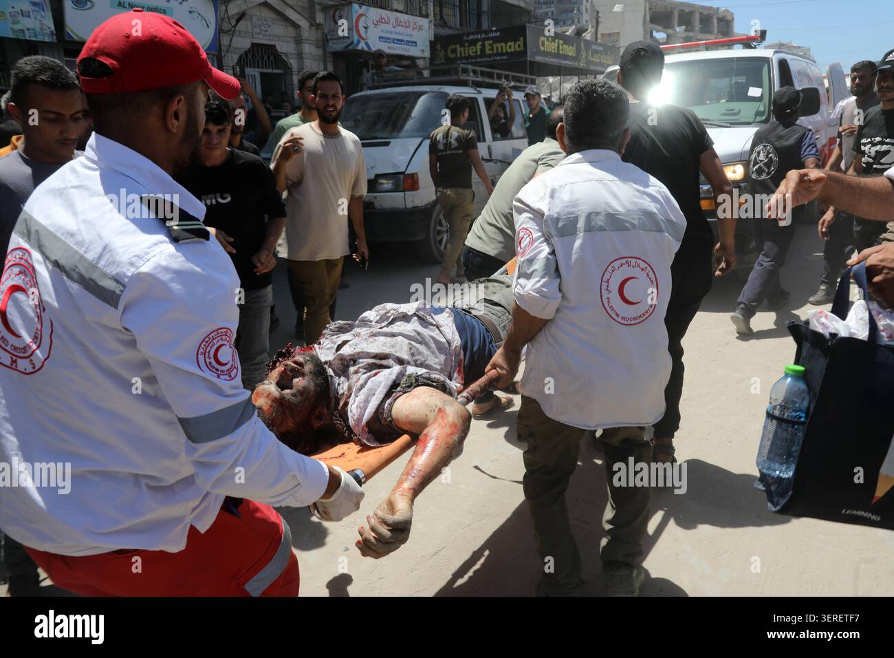 Les Palestiniens se rassemblent sur le site de la grève meurtrière de véhicules dans la ville de Gaza les Palestiniens et le personnel de la défense civile se rassemblent autour d’un véhicule détruit qui a été pris pour cible lors d’une frappe aérienne israélienne dans la ville de Gaza, le 18 juin 2026. La frappe a tué trois Palestiniens, selon des sources médicales, et a causé d'importants dégâts au véhicule. Photo de Belal Osama apaimages Gaza bande de Gaza territoire palestinien 180626_Gaza_BO_1_0017 Copyright : xapaimagesxBelalxOsamaxxapaimagesx Banque D'Images