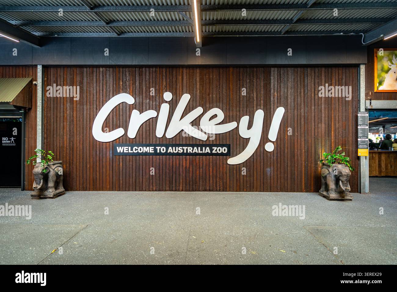 Queensland, Australie - 31 mai 2026 : entrée du zoo d'Australie avec logo Crikey Banque D'Images