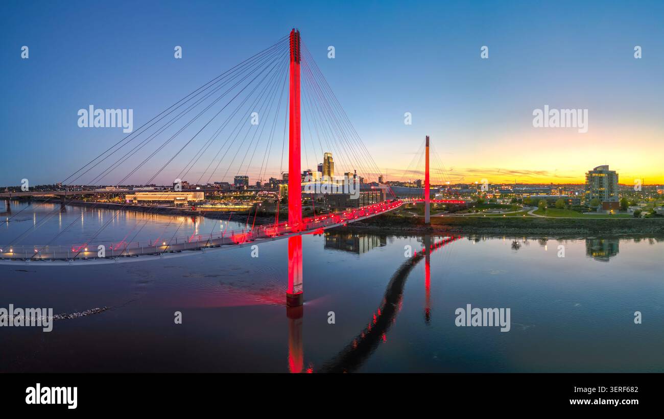 Omaha, Nebraska, USA Pont piétonnier et horizon sur la rivière Missouri au crépuscule. Banque D'Images