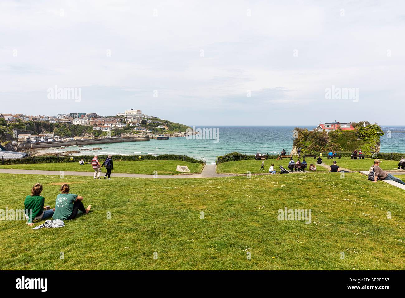 Newquay, Cornwall, Royaume-Uni, Angleterre, Une vue panoramique depuis une colline herbeuse surplombant Towan Beach à Newquay, montrant les visiteurs se relaxant sur les pelouses et Banque D'Images