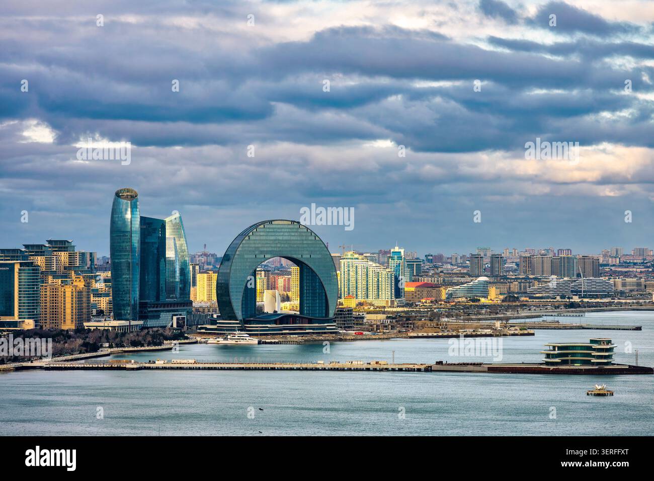 Vue aérienne des tours de Port Bakou, du bâtiment circulaire du Crescent Hotel et de la ville Blanche de Bakou depuis la mer Caspienne. Bakou, Azerbaïdjan. Banque D'Images