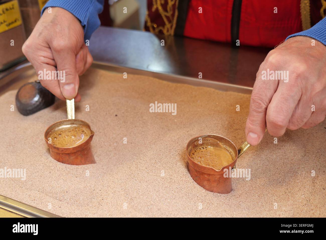 Préparation du café turc dans le sable sur un marché en Turquie Banque D'Images