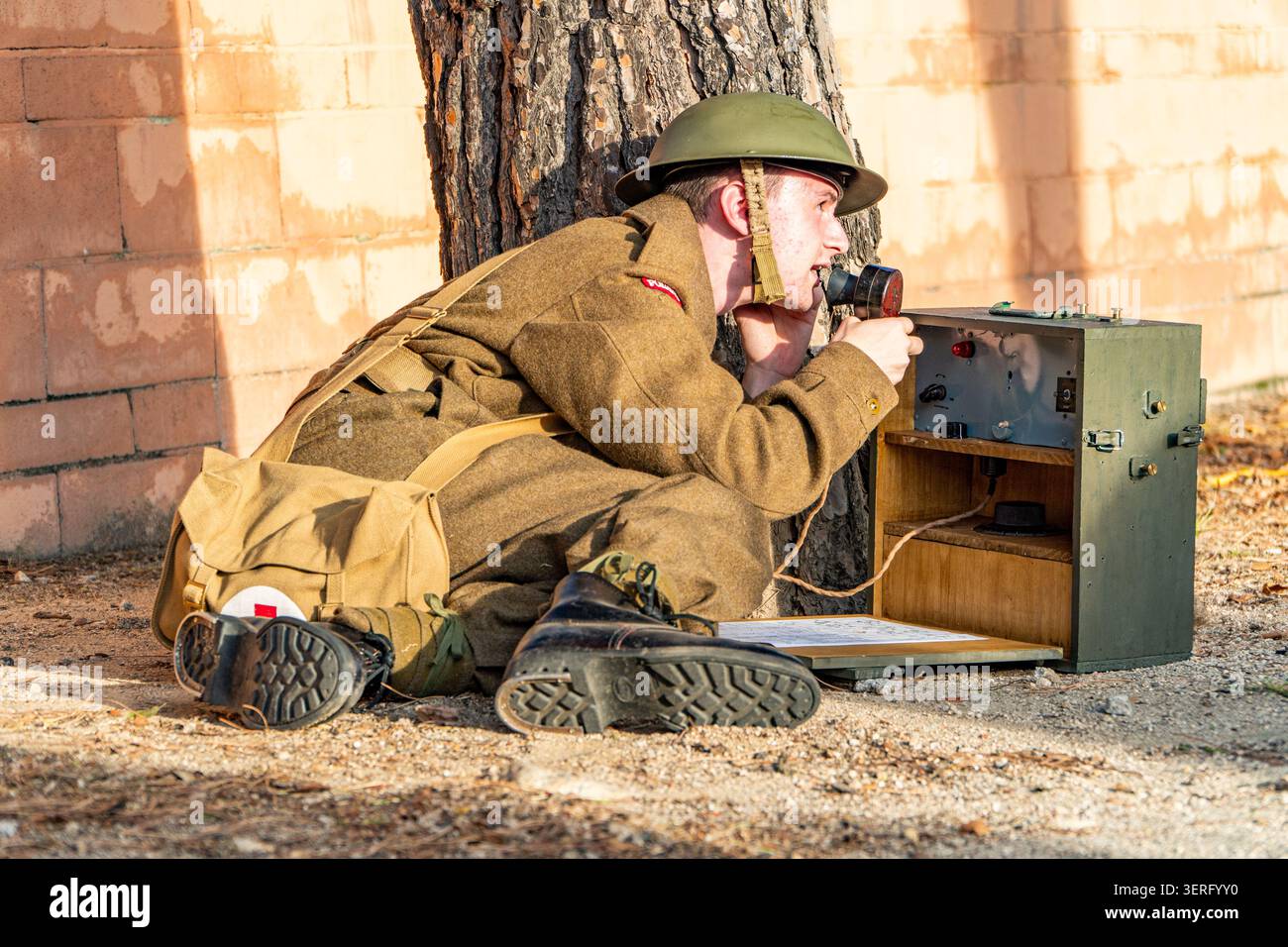 Jeune soldat en uniforme britannique avec radio sur une reconstitution de bataille de la seconde Guerre mondiale Banque D'Images