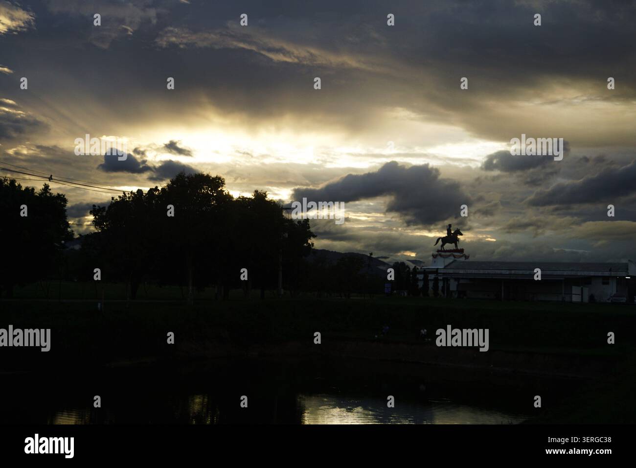 Monument silhouetté d'un roi à cheval sur un fond de ciel épique Banque D'Images