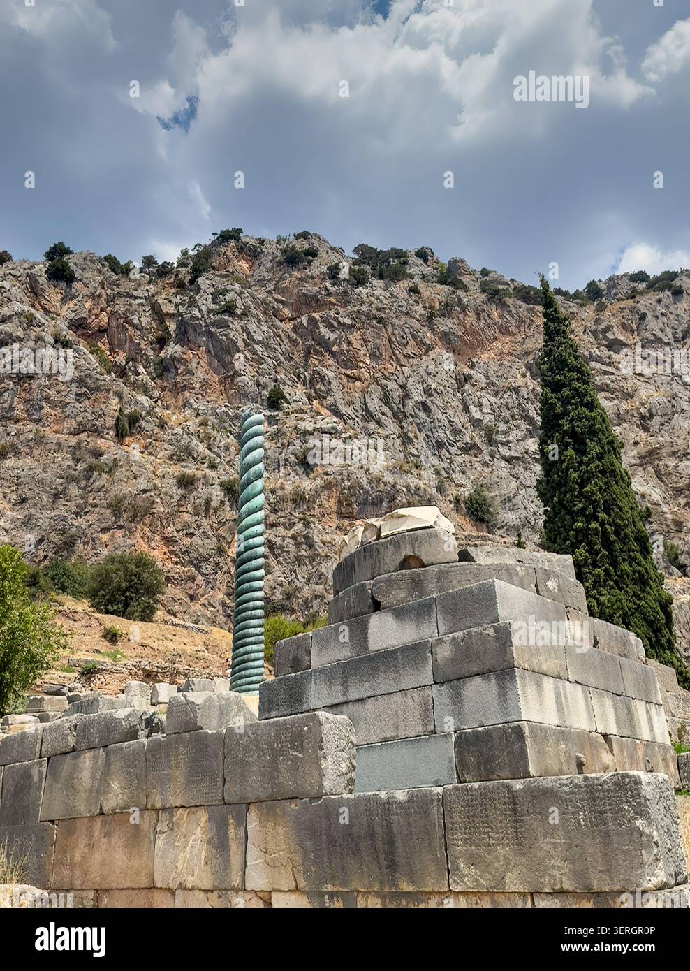 Delphes, Grèce - 23 juillet 2024 : Temple d'Apollon parc et ruines. Réplique de la colonne de Serpent (trépied de Platée), Delphes. Le monume de bronze original Banque D'Images