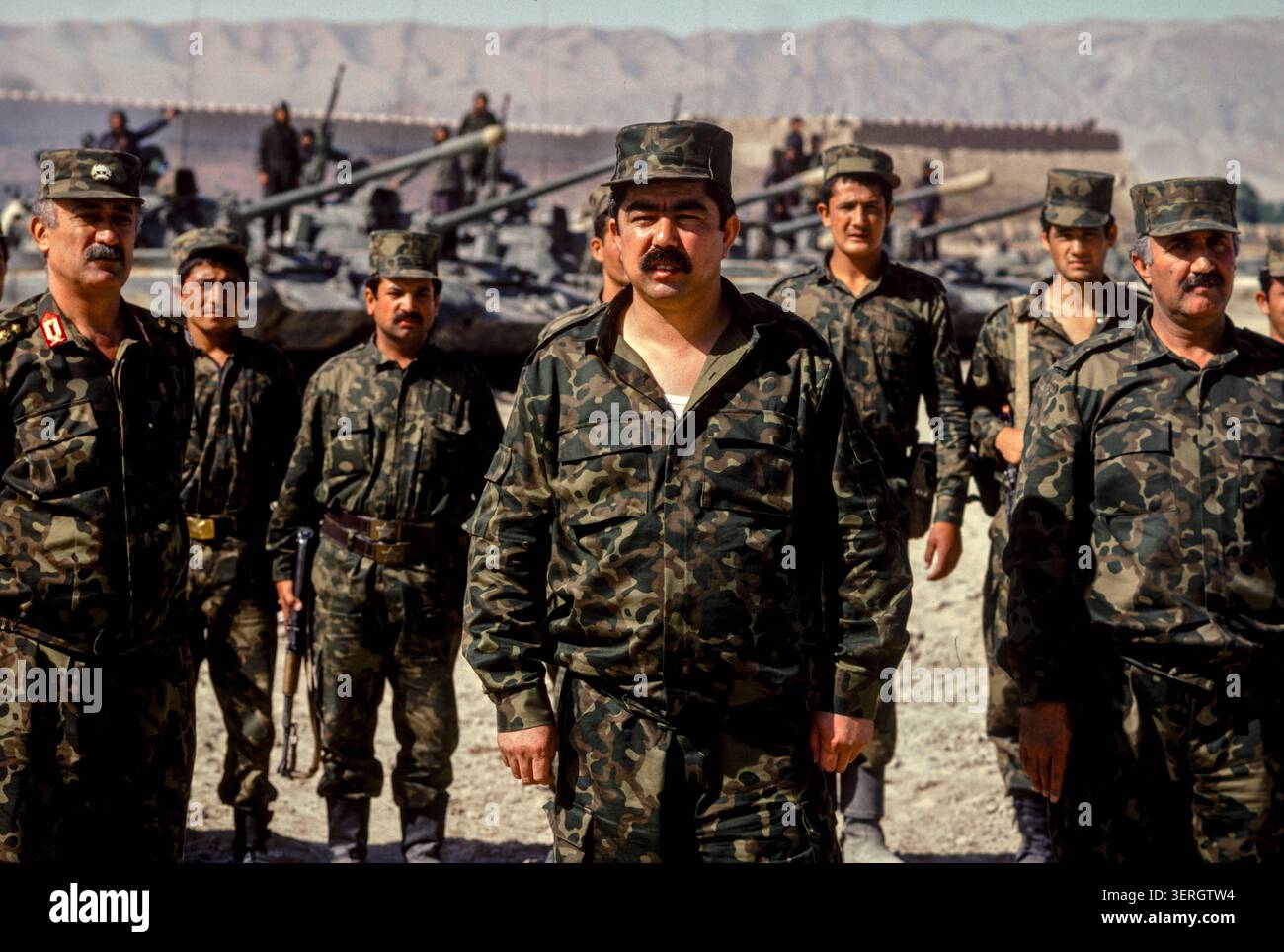 Mazar-iSharif, Afghanistan, août 1992 ; le général Rashid Dostum et ses troupes ouzbèkes. Son alliance avec Massoud a permis aux moudjahidines de renverser le régime de Najibullah. Banque D'Images
