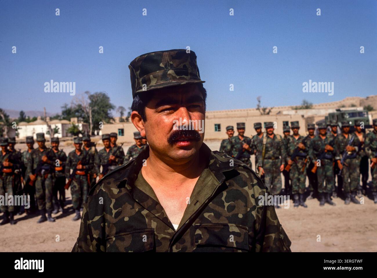 Mazar-iSharif, Afghanistan, août 1992 ; le général Rashid Dostum et ses troupes ouzbèkes. Son alliance avec Massoud a permis aux moudjahidines de renverser le régime de Najibullah. Banque D'Images