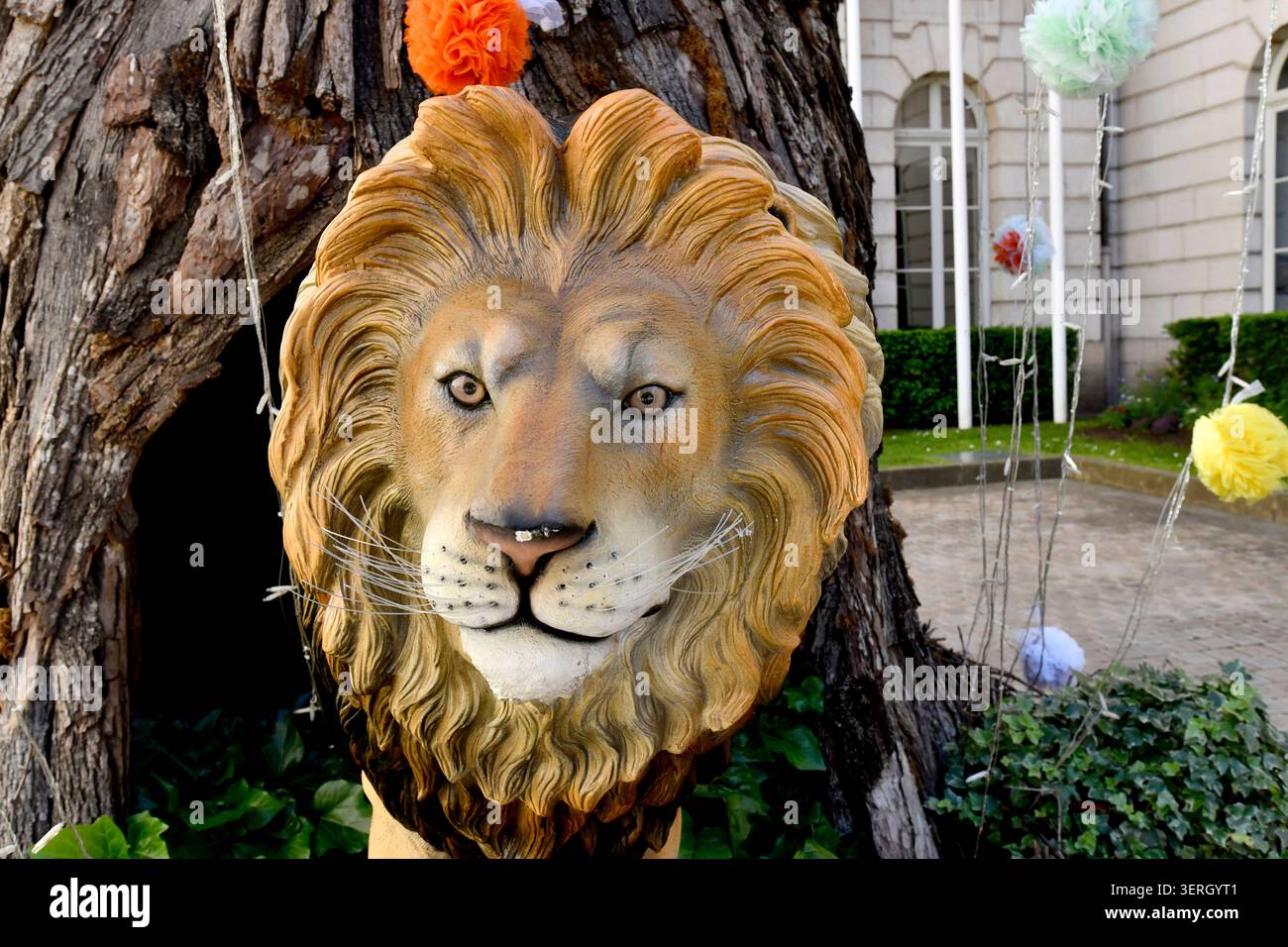 Maquette d'un lion sortant d'un arbre à Macon, France Banque D'Images