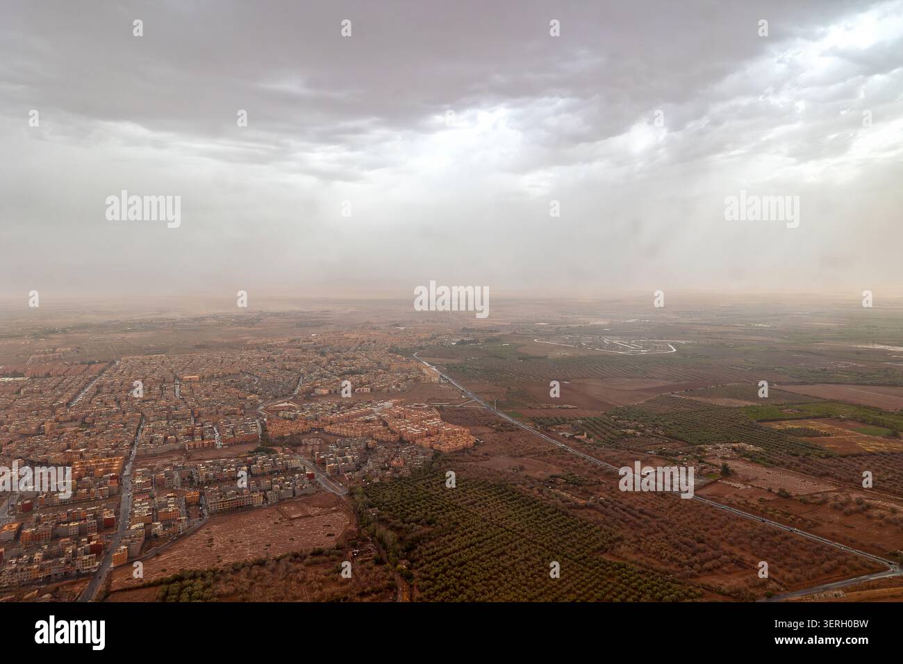 Maroc, Marrakech - 12 août 2023 : une perspective aérienne montrant la transition entre l'étalement urbain de Marrakech et les champs agricoles a Banque D'Images