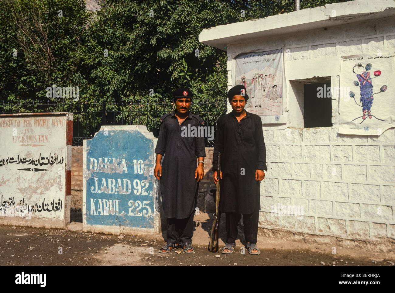 Torxam, Afghanistan, août 1992. Gardes-frontières pakistanais au poste frontière entre le Pakistan et l'Afghanistan. Banque D'Images