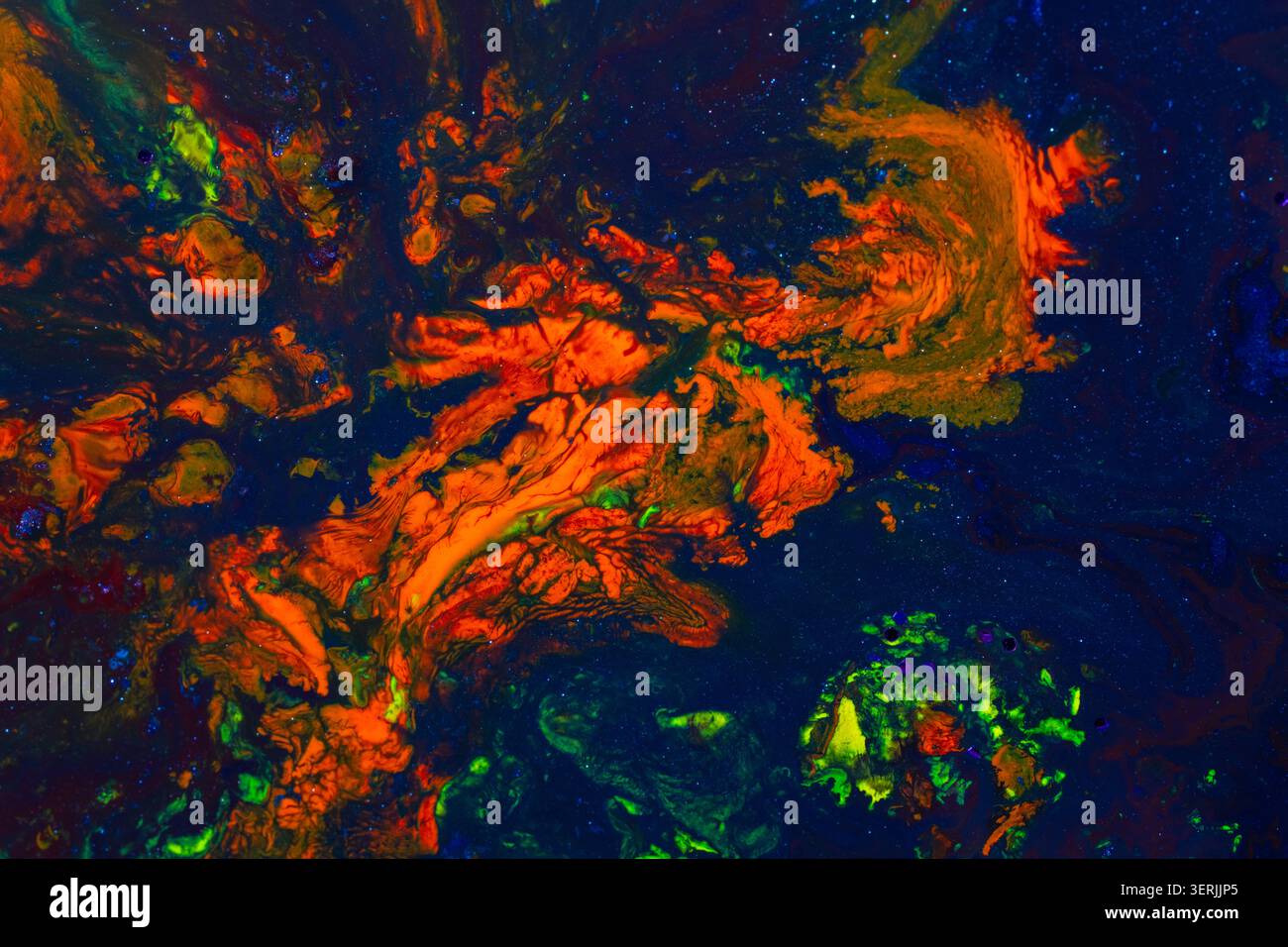 Art fluide abstrait vibrant avec des formes tourbillonnantes orange et bleu spectaculaires, créant une composition dynamique inspirée du cosmique. Idéal pour le dos créatif Banque D'Images