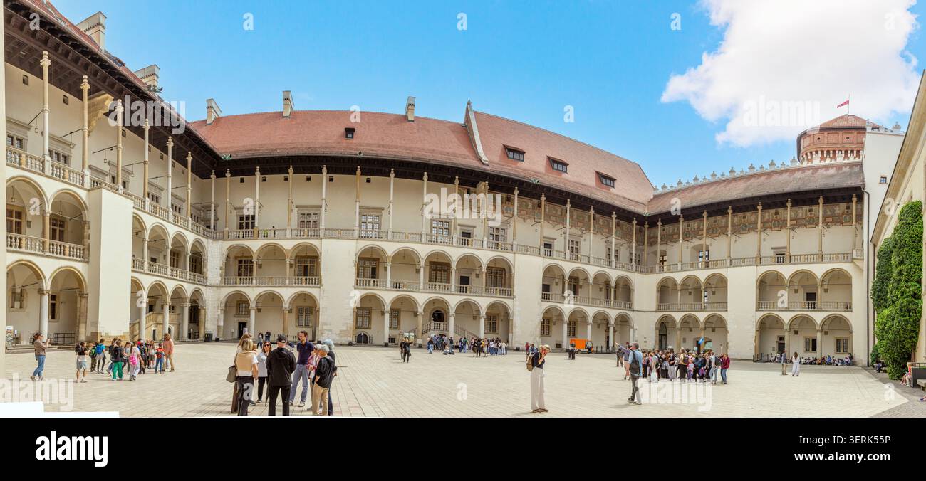 Cour du château de Wawel avec des touristes à Cracovie, Pologne. Banque D'Images