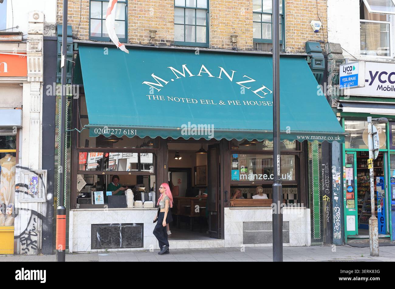 M. Manze's Eel & Pie House, servant tarte traditionnelle, purée et anguilles, sur Peckham Hill, se Londres, ROYAUME-UNI. Banque D'Images