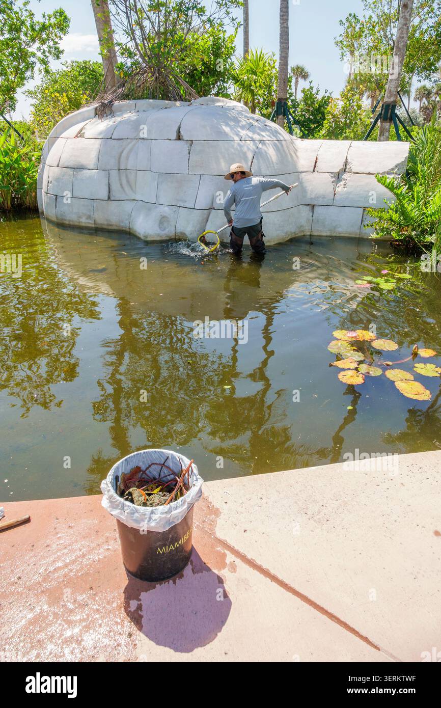 Miami Beach Floride, Ocean Terrace Park, entretien de l'étang, travailleur du parc, gardien de sol, caractéristique de l'eau, nettoyage de l'étang, entretien aquatique, environmenta Banque D'Images