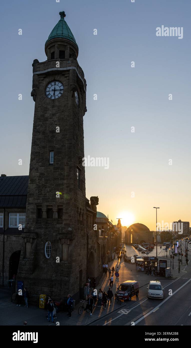 Hamburg, Germany - 28 Feb 25 : vue sur le coucher du soleil de la tour de l'horloge Pauli Landungsbrücken près de l'Alter Elbtunnel à Hambourg, Allemagne. Banque D'Images