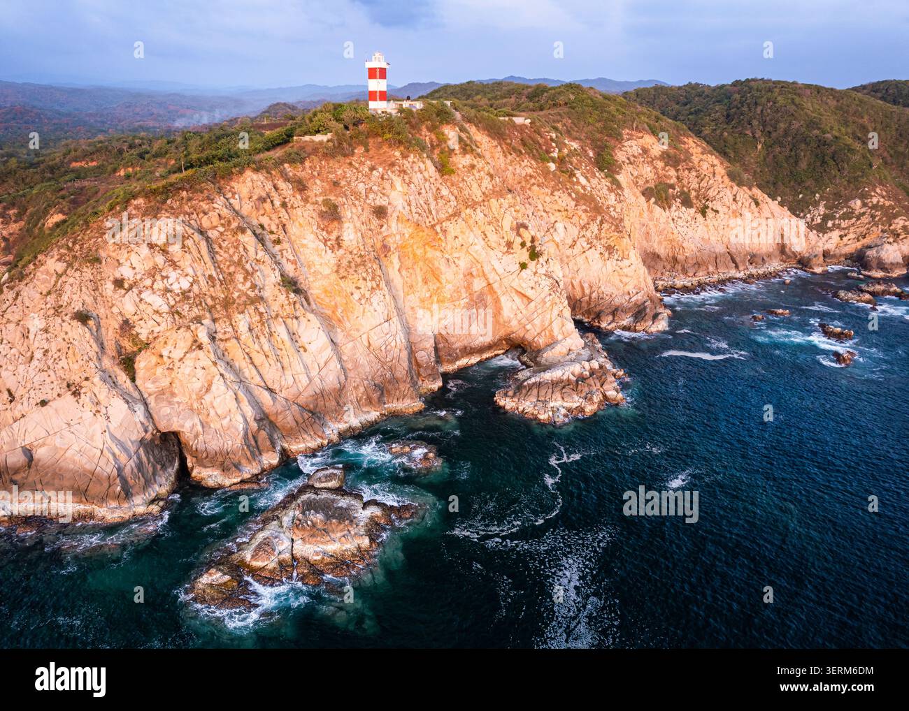Phare au sommet des falaises de Faro de Bucerias, Michoacan, Mexique. Banque D'Images