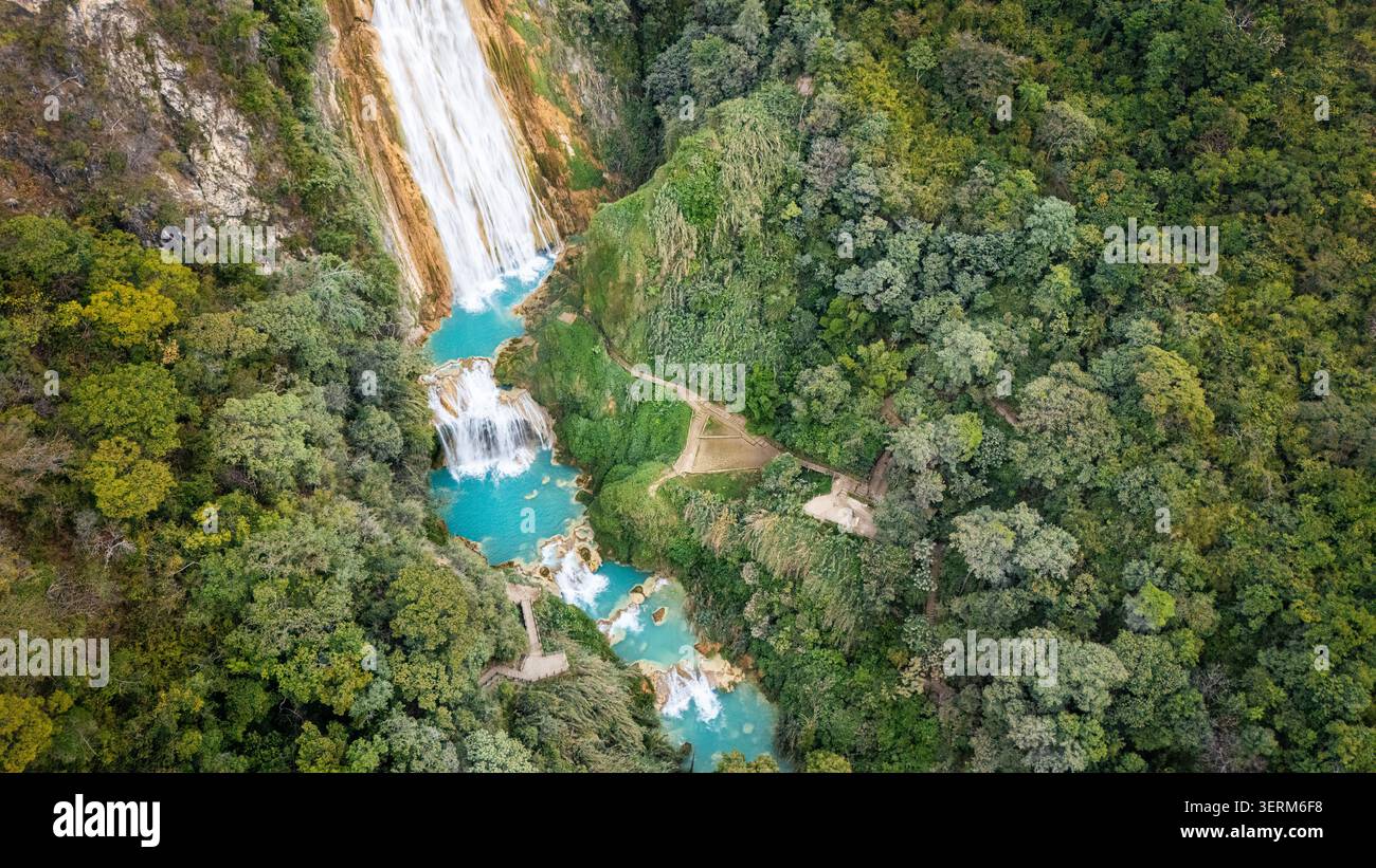 Piscines bleu turquoise et belvédère aux chutes du Chiflon au Chiapas, au Mexique. Banque D'Images